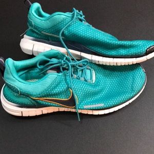 USED NIKE BLUE GREEN NIKE FREE RUNNING